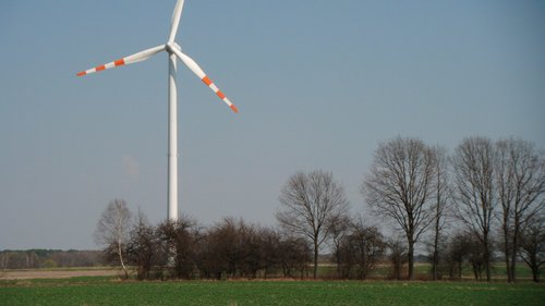 Wiatrowa elektrownia w szczerym polu w gminie Lutomiersk